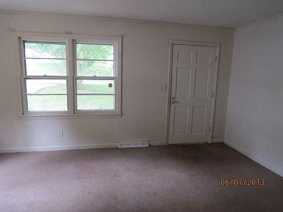 4th image of 1131 Essex Ave