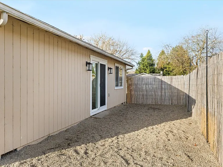 106 N Buchanan Ave — Photo 21