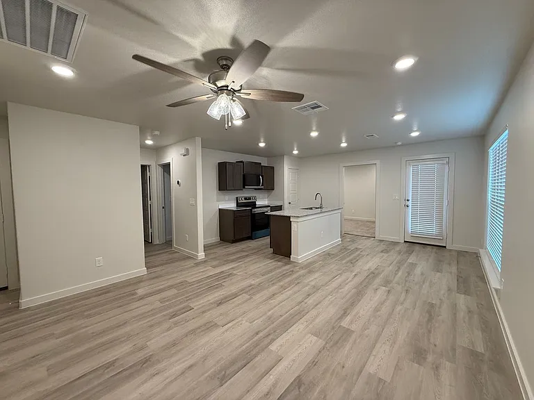 5518 Rice St — Photo 2