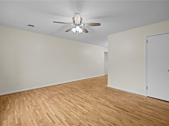 4th image of 129 Saint Stephens Dr