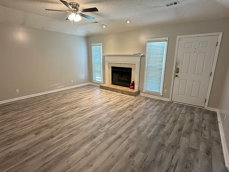 1343 Maplebrook Dr — Photo 2