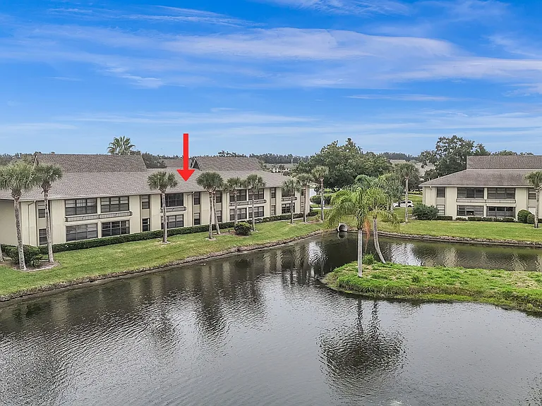 2nd floor w/ beautiful expansive lake & golf course views