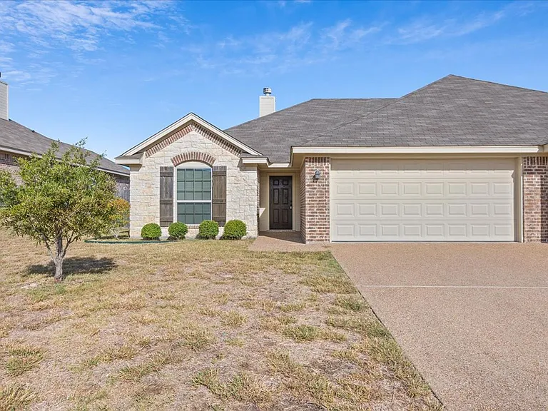 621 Monticello Cir — Photo 3
