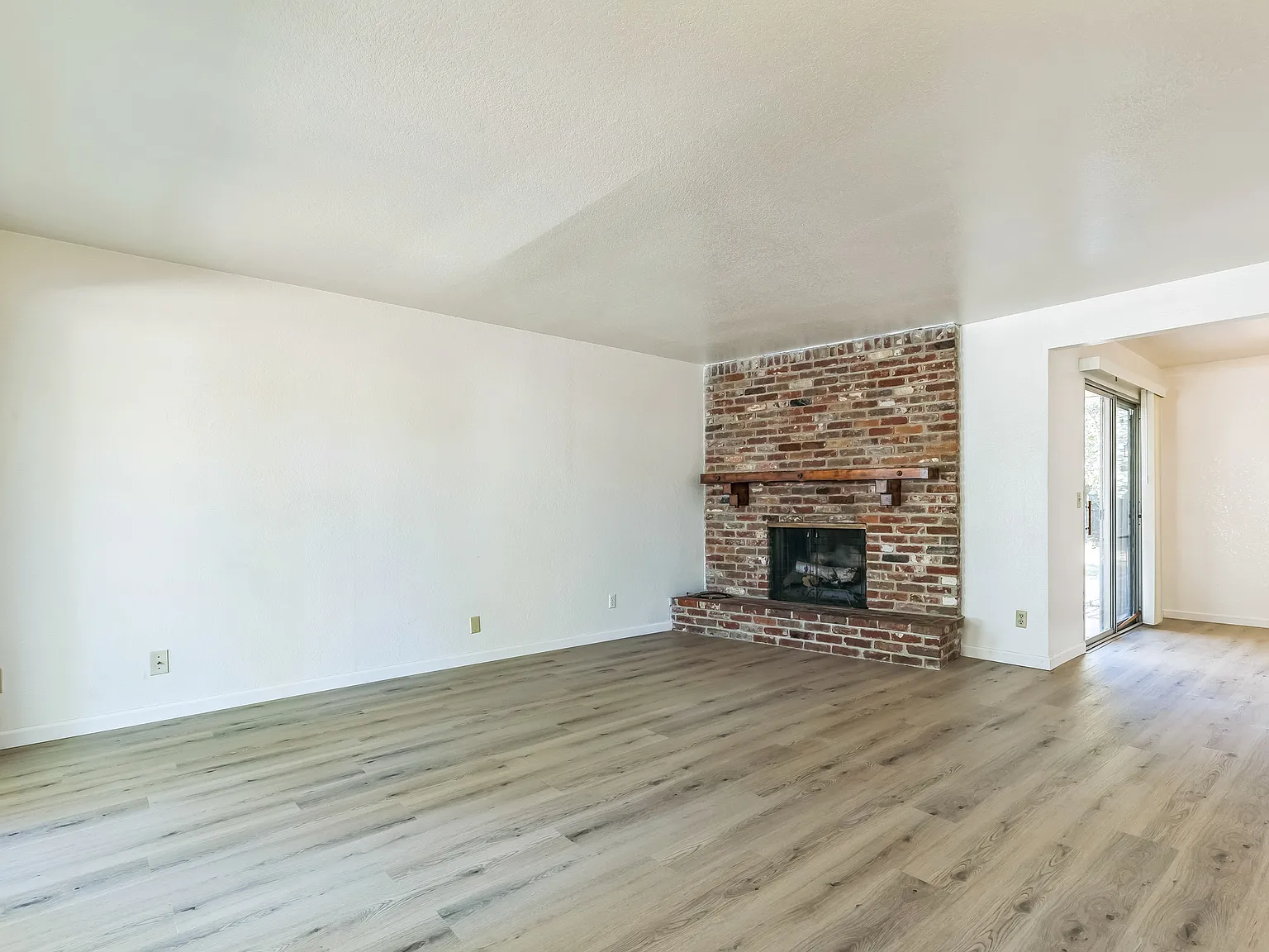 3 bed, 1250 sqft, $2,495 — Photo 3