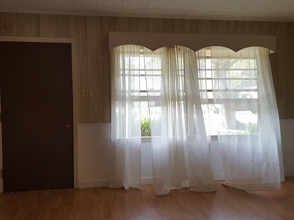 4th image of 107 N Avenue P