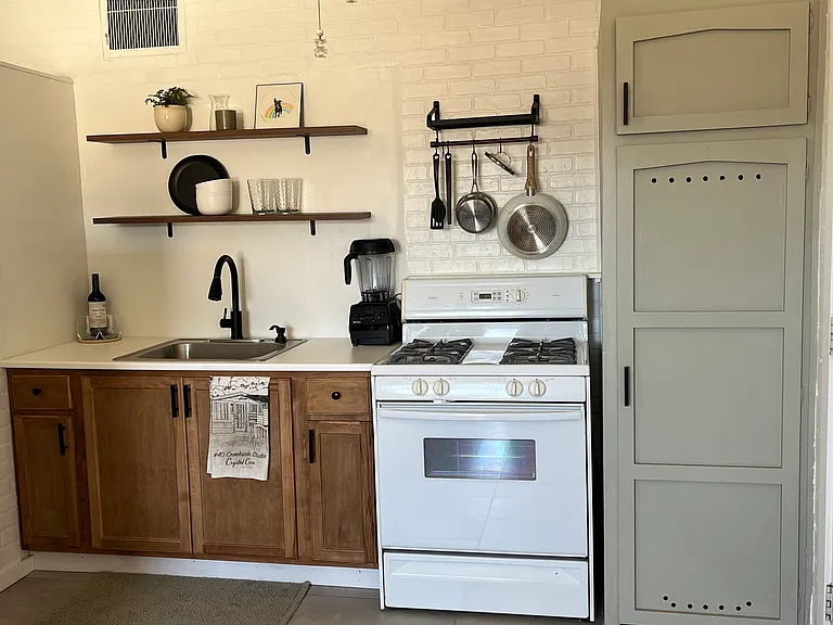 Yucca Ave — Photo 1