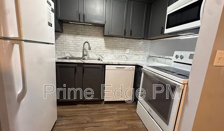 1121 N 28th St #12 — Photo 9