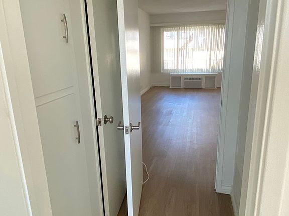 5th image of 928 S Sherbourne Dr APT 10