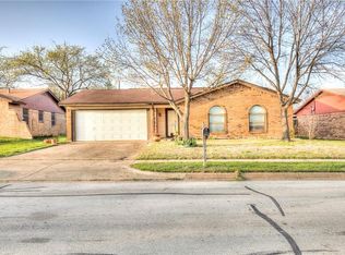 6041 Ridgecrest Dr, Watauga, TX 76148