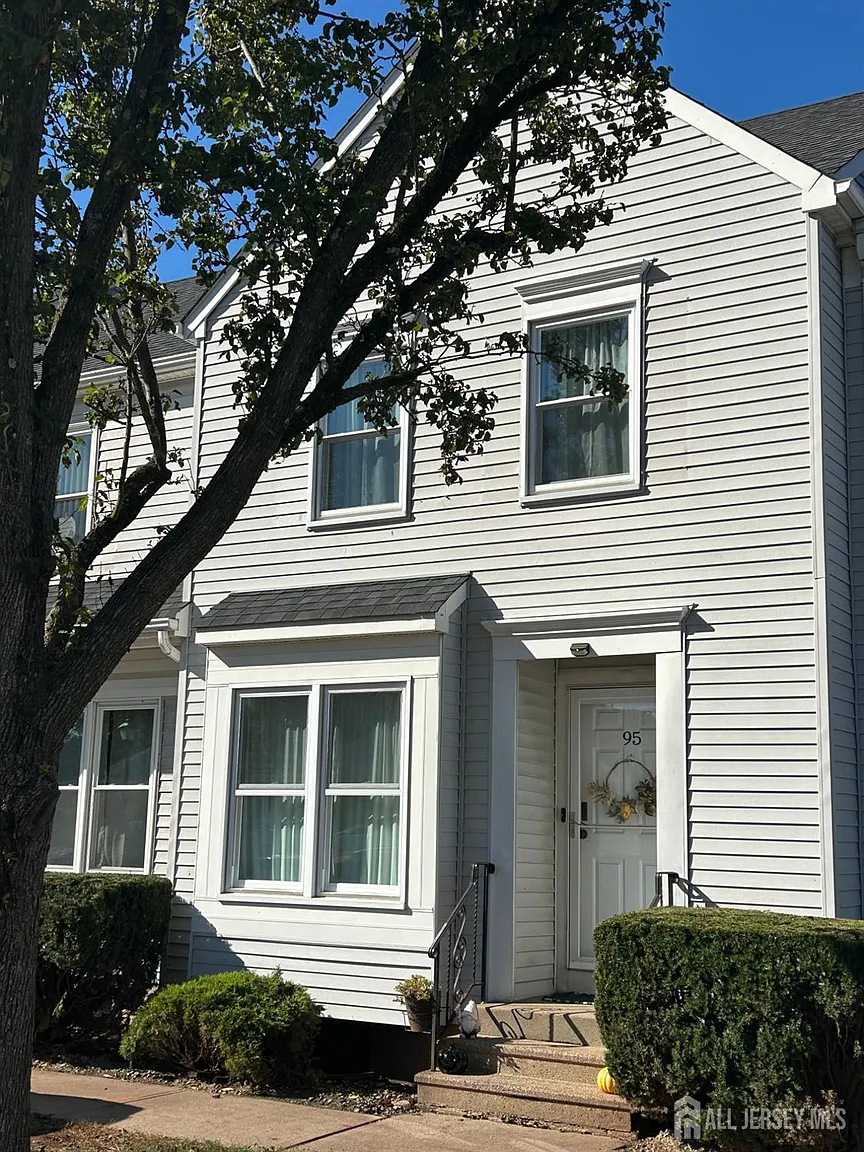95 Wilton Ave photo 1