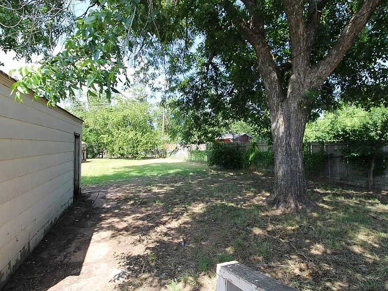 1640 Hawes Ave — Photo 16