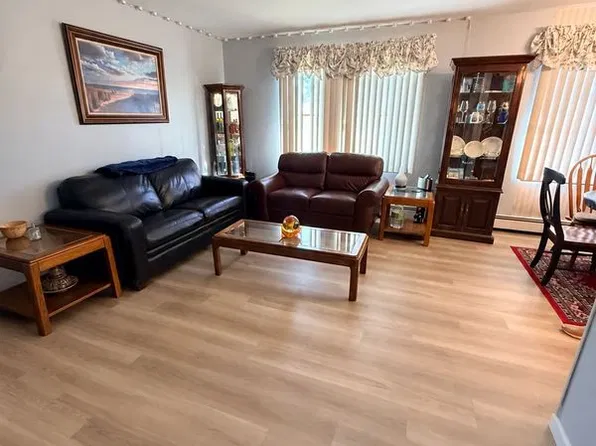 260 Houston St, Lindenhurst, NY 11757