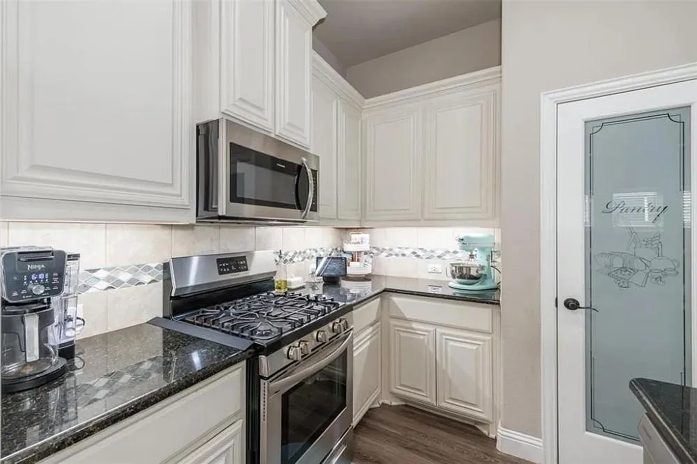3 bed, 1866 sqft, $2,586 — Photo 4