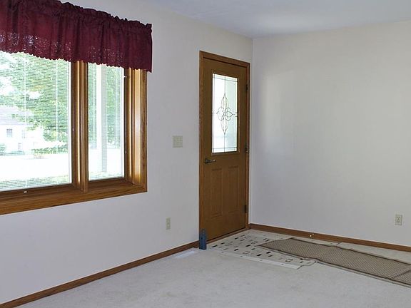 5th image of 310 E Clinton Ave