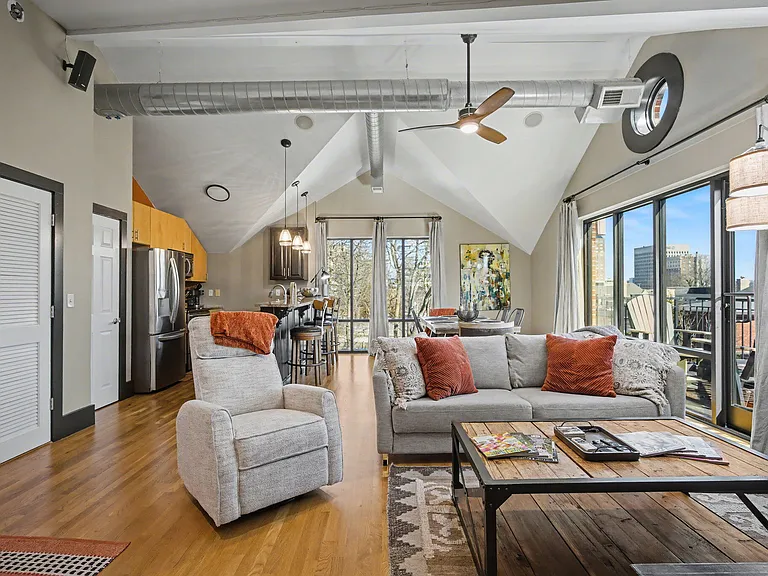 261 S Limestone St #304 — Photo 8