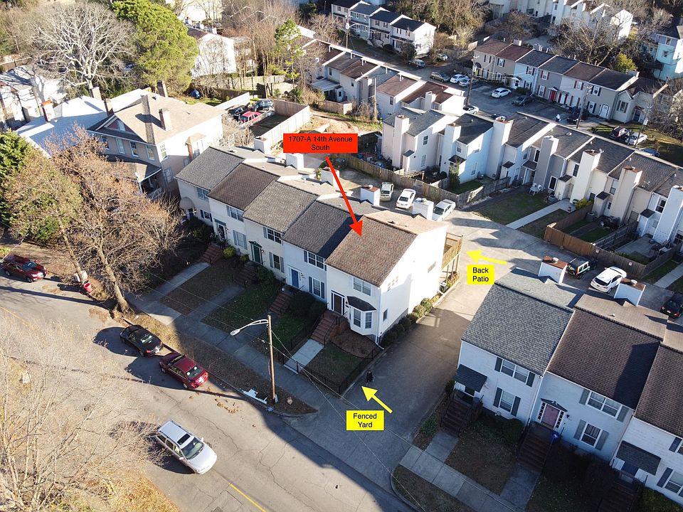 Townhouse - End Unit, 2/2.5 w/ full laundry room & 1 car garage