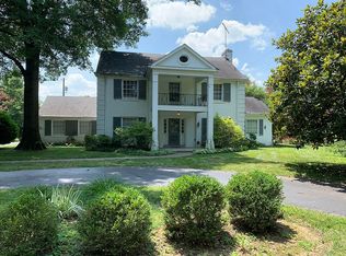 204 Blankenbaker Ln, Indian Hills, KY 40207