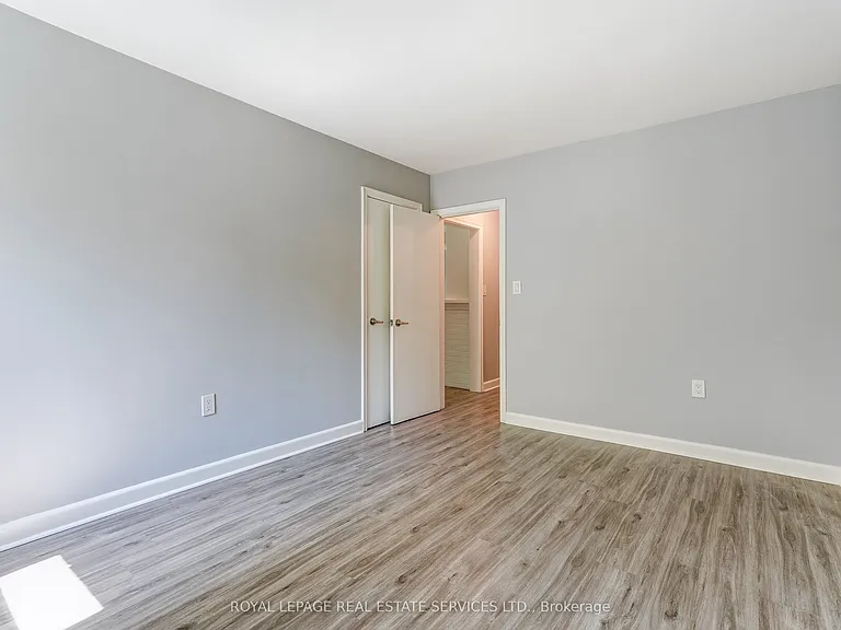 302 Maple Ave #MAIN FLOOR — Photo 17