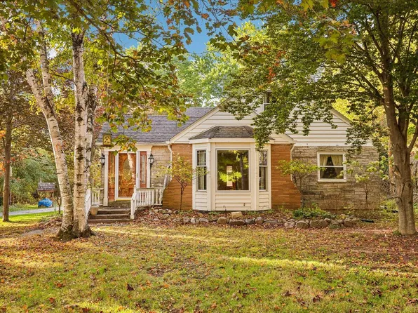 3307 W Hickory ROAD, Mequon, WI 53092