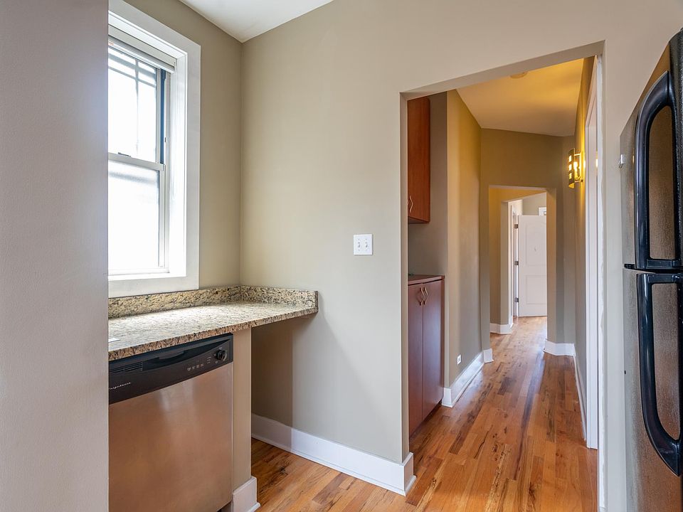 Luxury high-end hotel like finishes for enjoyable everyday living. 
Unique apartment layouts of studio, one-, two-, and three-bedroom units.