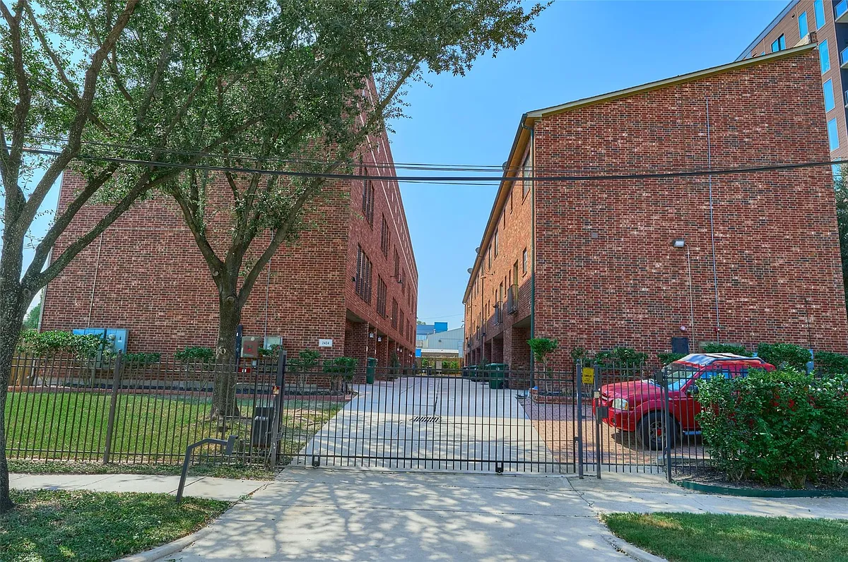 Building Photo - 2422 Navigation Blvd #E