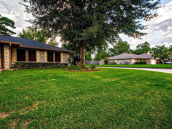 3rd image of 2410 Pine Cone Dr