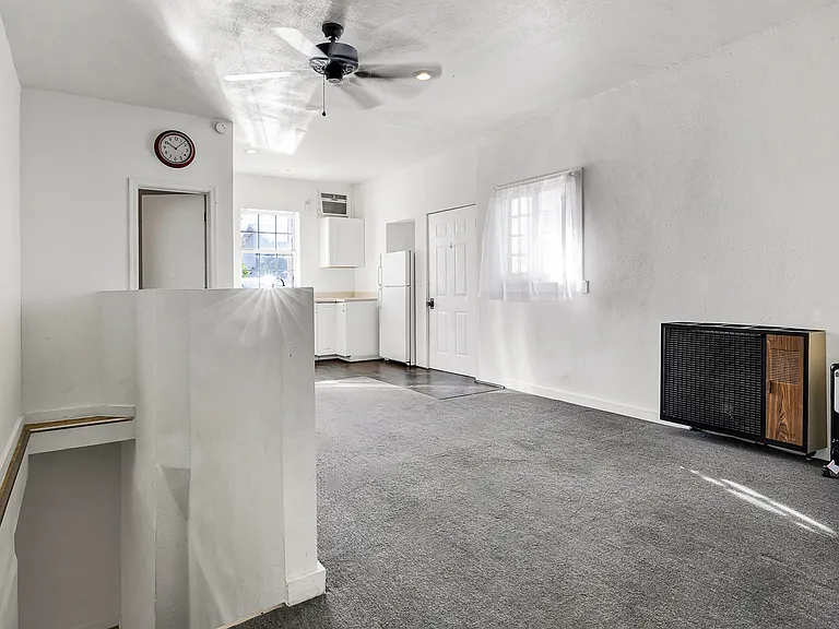 638 E 1st St #6 — Photo 8