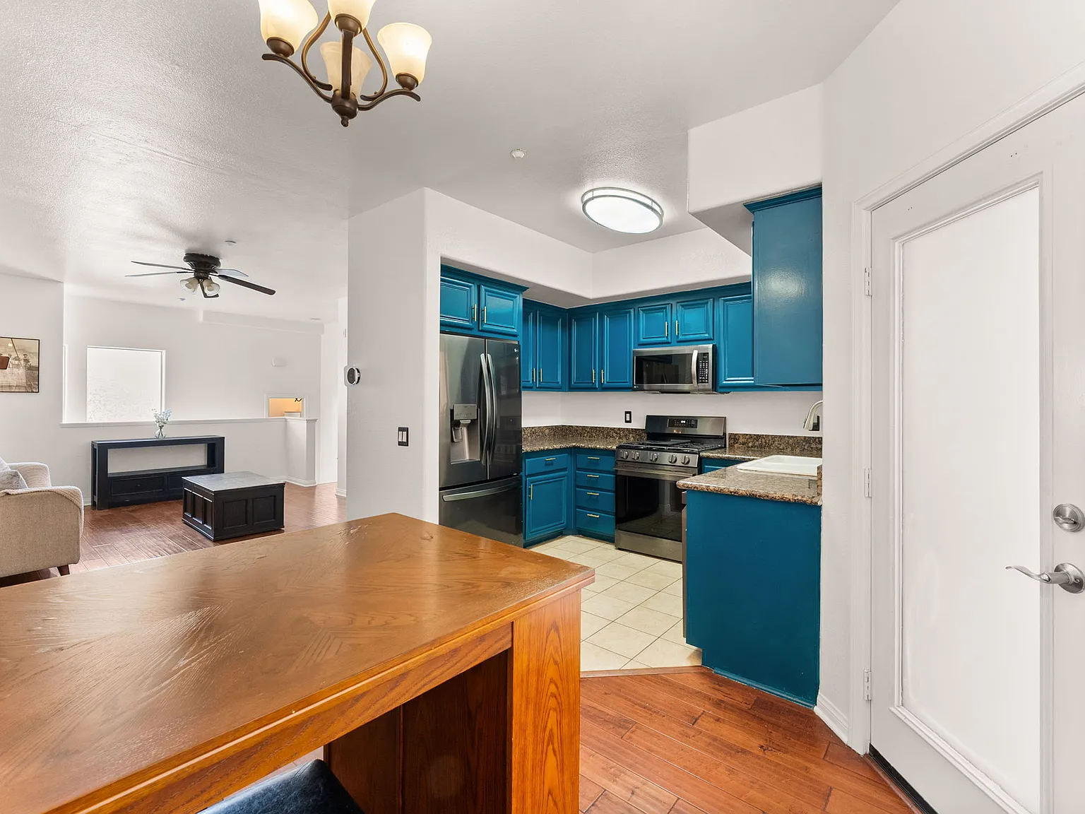 2 bed, 2.5 bath, 1165 sqft, $3,200 — Photo 2