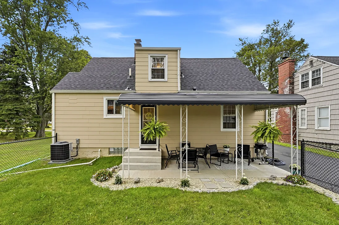14 Martha Dr — Photo 1
