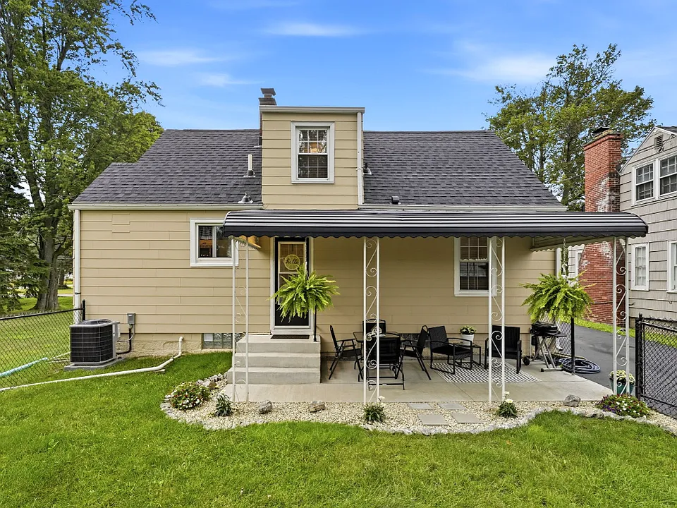 14 Martha Dr