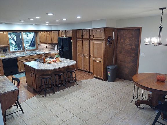3rd image of 1028 Meadowbrook Ln