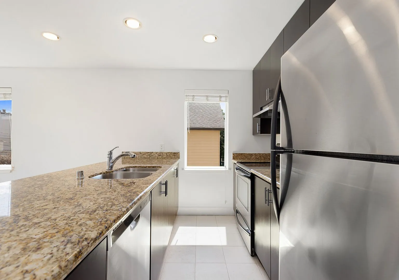 Admiral District 1 Bedroom Condo with Laundry - 1 Reserved Parking Space — Photo 4