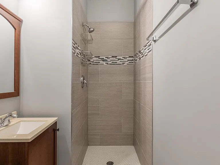 1102 W 18th St #3F — Photo 14