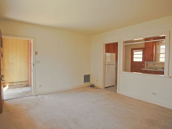 3rd image of 912 Saint Charles Ave #B