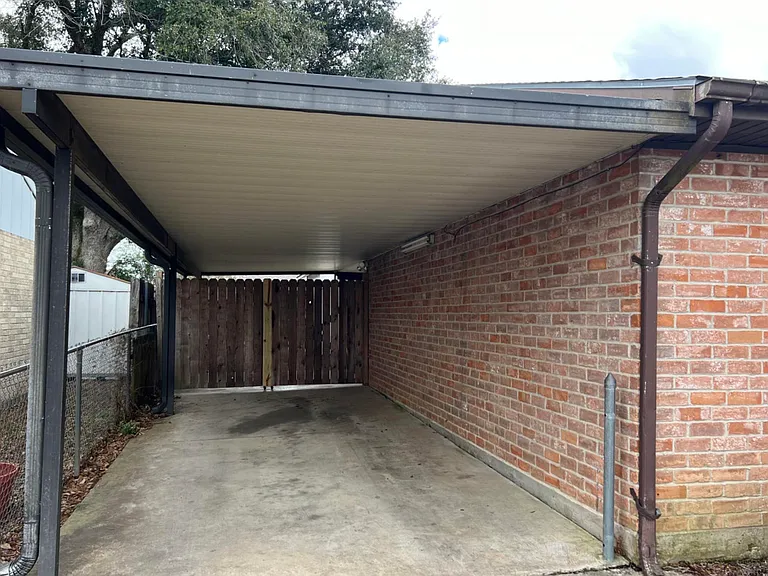 402 Thompson Dr — Photo 10