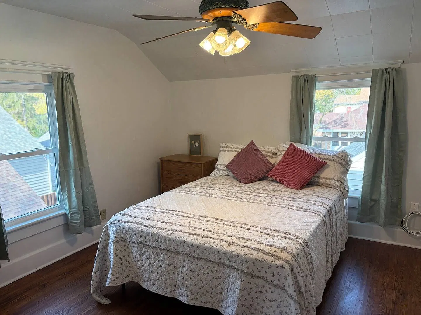 4 bed, 2.0 bath, 1600 sqft, $1,965 — Photo 3