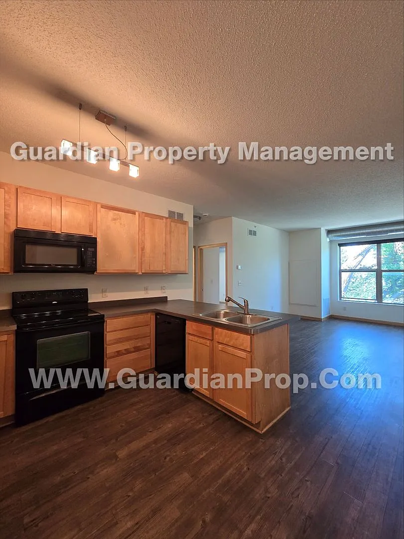 Marcy Holmes/Dinkytown Top Floor, 3 bd, Dishwasher, 1 Parking Space, 1 Month Free — Photo 4