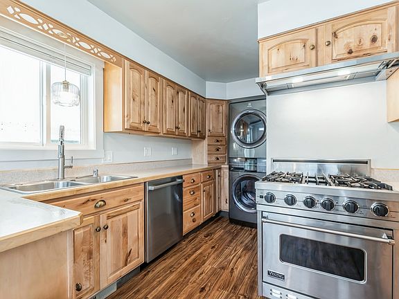 5th image of 821 3rd Ave E