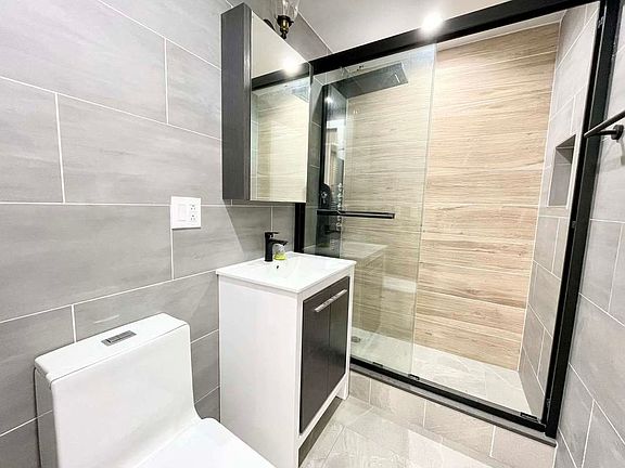 4th image of 215 Montrose Ave APT 1