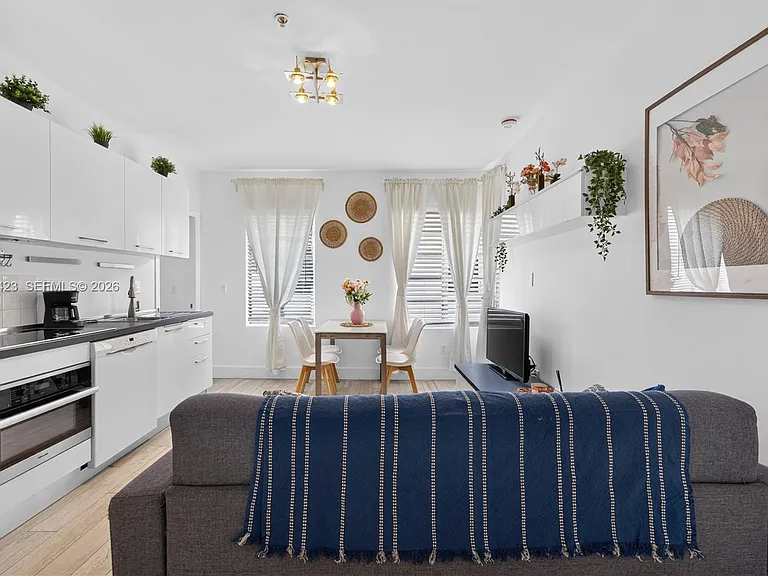 811 Jefferson Ave #204 — Photo 4