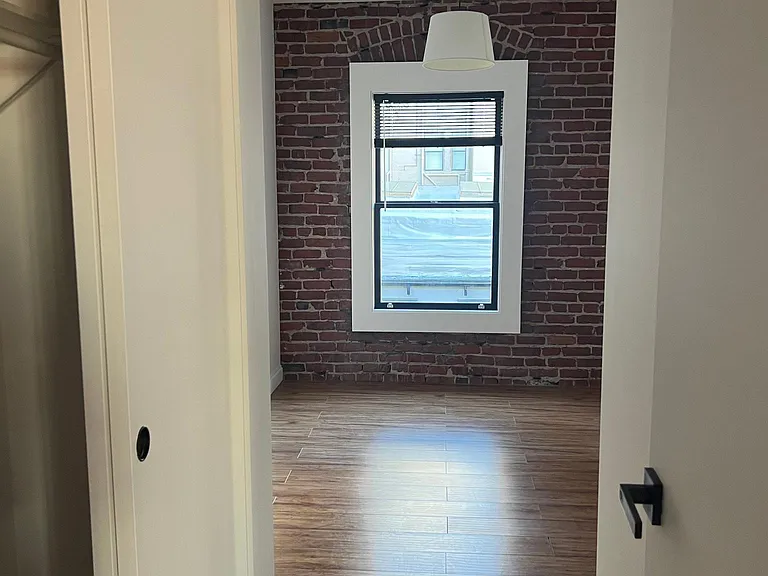 920 Montgomery St #211 — Photo 4
