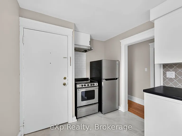 31 Waterloo St S — Photo 8