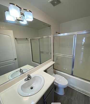 3rd image of 811 N Hayworth Ave