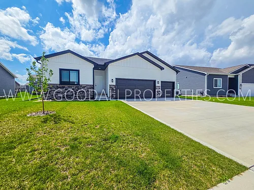 650 NW Rosemont Dr Photo 1
