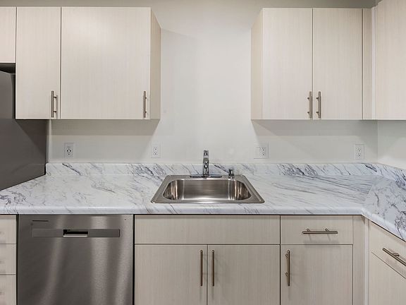 3rd image of 625 W Meeker St #222