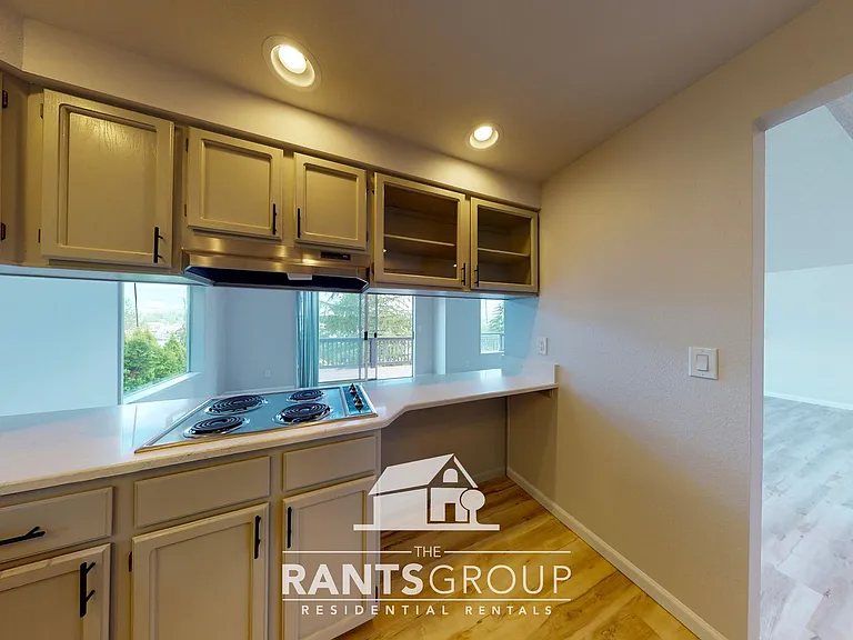 412-414 NW Sherman St — Photo 8
