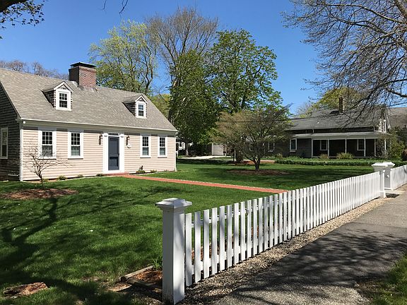 Mahogany picket fence 