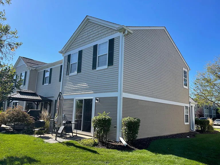 2546 Oak Tree Ln — Photo 2