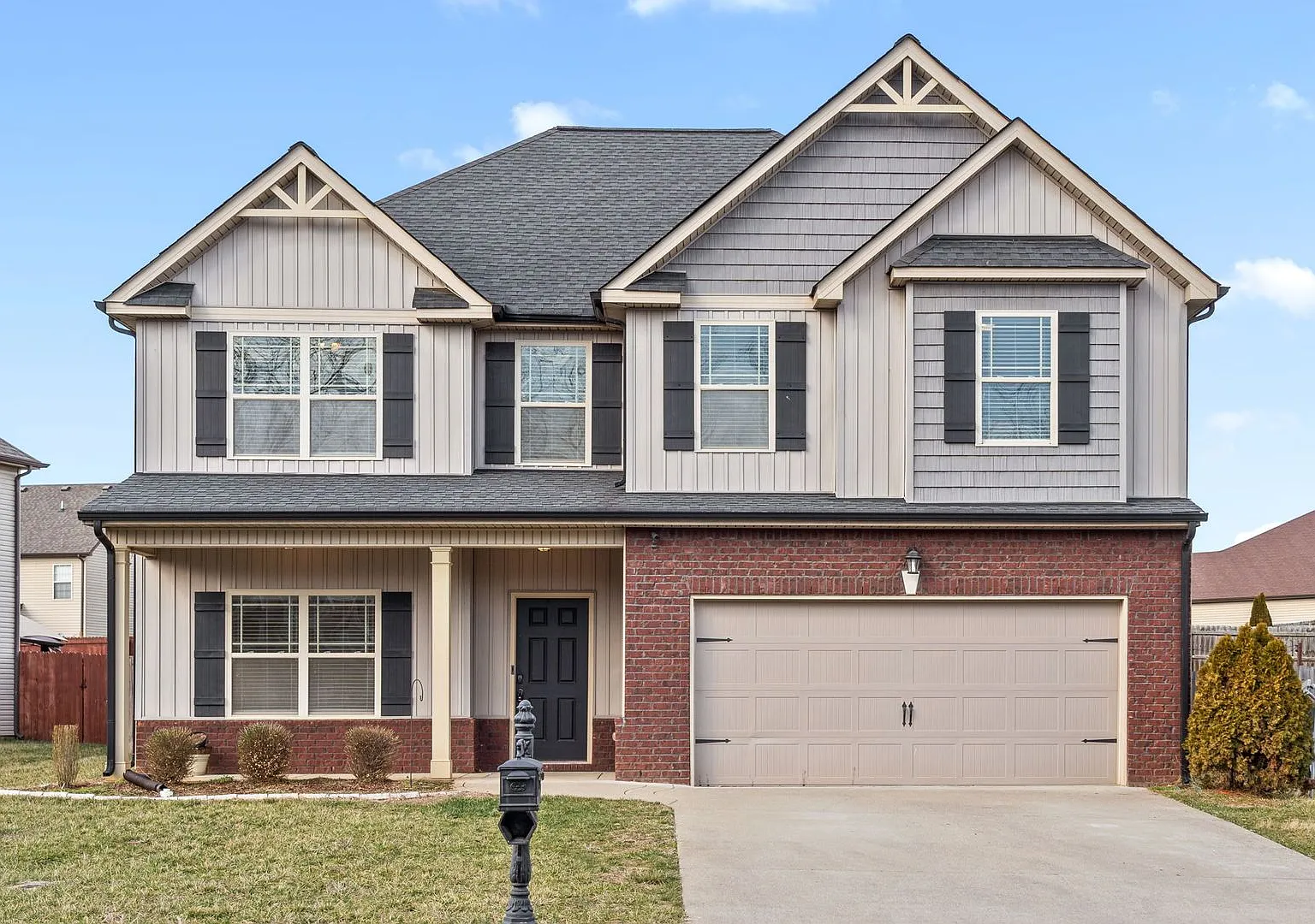 Pet Friendly Five Bedroom! — Photo 1