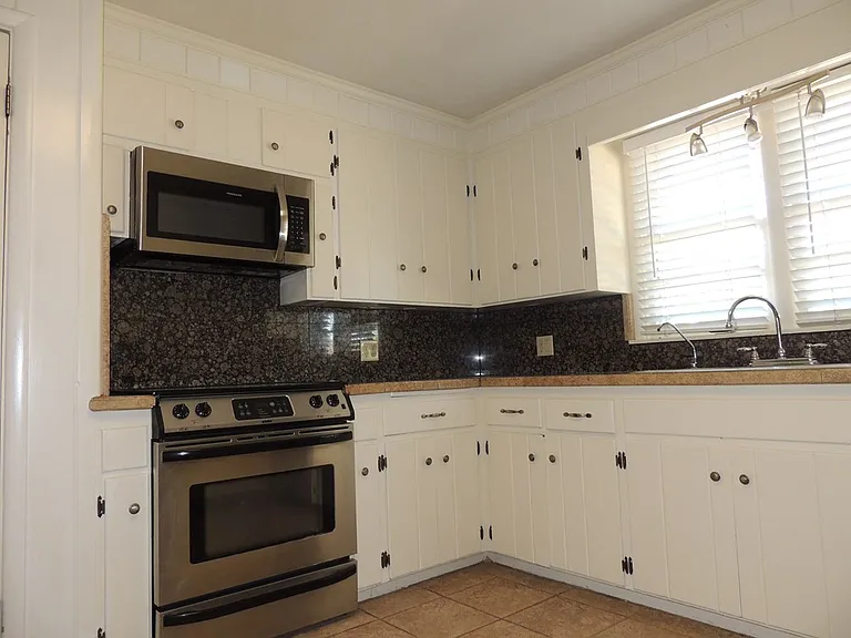 1305 Lawson Ave — Photo 8